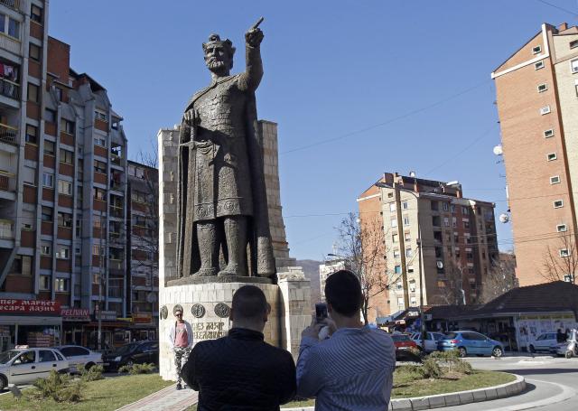 Statua kneza Lazara na severu Kosovske Mitrovice. Foto: EPA / ore Savi