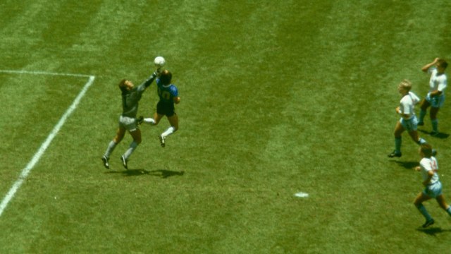 Foto: Getty Images/ Maradona postie uveni gol rukom protiv Engleske