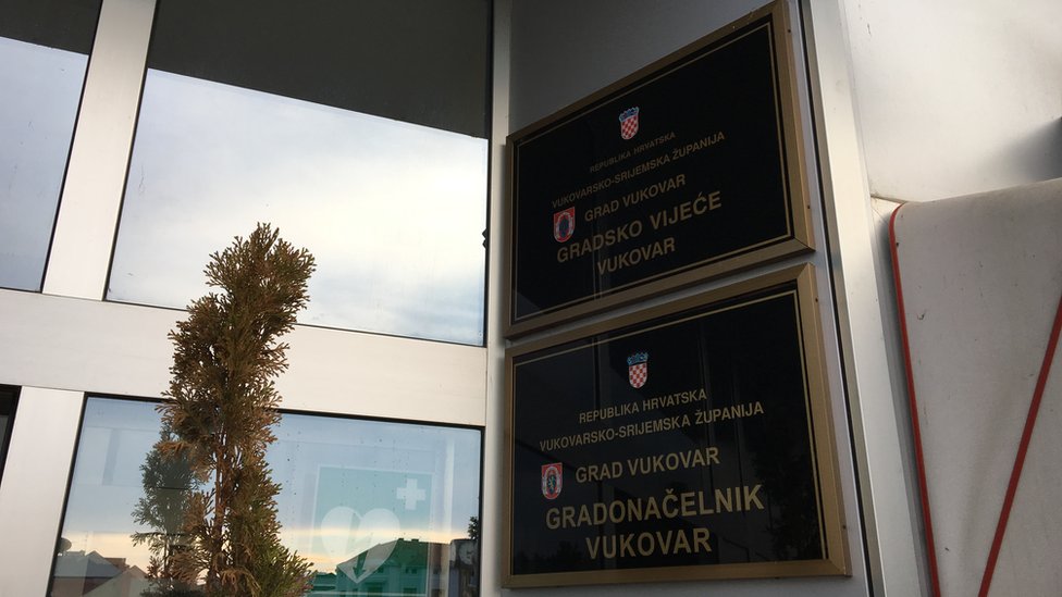Tu odluku potuju Gradsko vee i gradonaelnik Vukovara - trenutno je na toj funkciji Ivan Penava iz Hrvatske demokratske zajednice (HDZ)/BBC