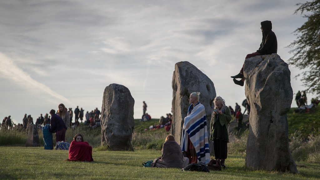 Stotine ljudi se okupilo kod oblinjeg kamenog kruga u Ejvberiju/Getty Images