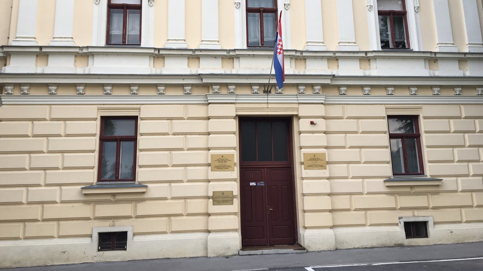 Na zgradi u kojoj su smetene institucije Vukovarsko-sremske upanije, iriline table stoje u skladu sa pravilima/BBC