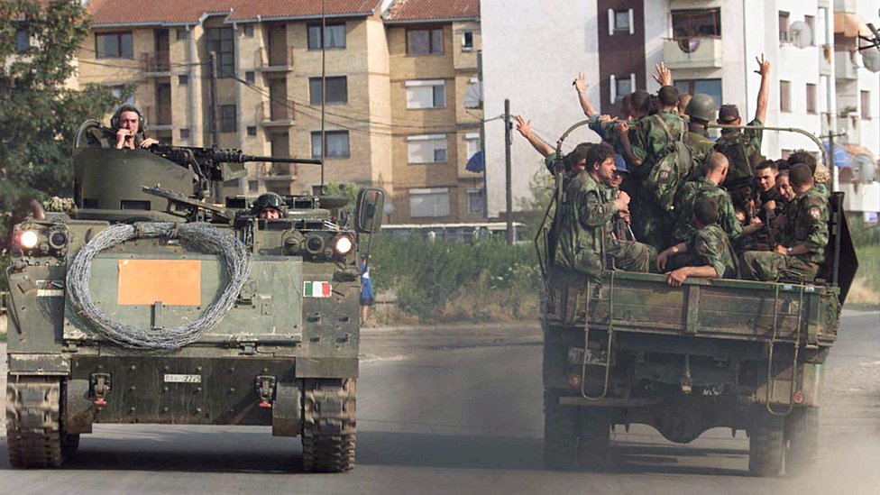 Povlaenje Vojske Jugoslavije (desno) i dolazak snaga KFOR-a (levo)/CHRISTOPHE SIMON/AFP/Getty Images