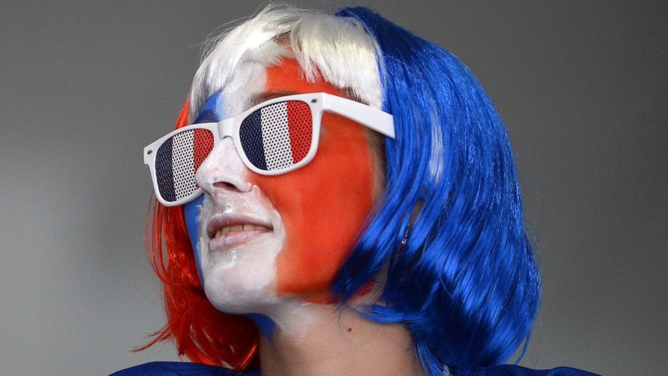 Devojka sa licem u bojama francuske zastave/Anadolu Agency