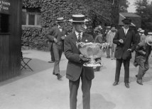 Trofej iz 1913. (Photo by Topical Press Agency/Getty Images)