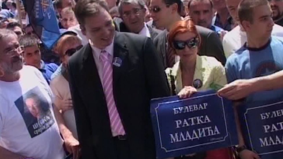 Aleksandar Vui i Mia Vaci (u plavoj majici, iza Vuievog desnog ramena) zajedno su lepili plakate sa imenom tadanjeg hakog optuenika Ratka Mladia na zgradu televizije B92 u Bulevaru Zorana inia/FoNet