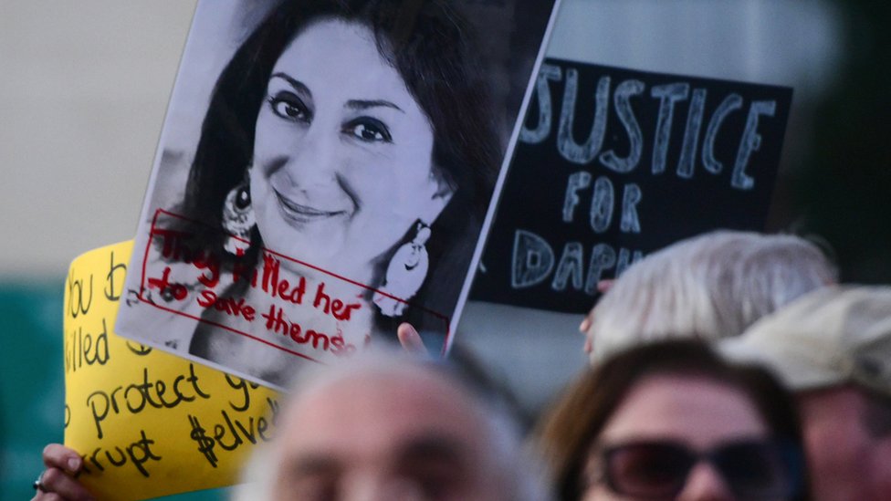 Demonstranti dre fotografiju ubijena novinarke Dafne Karuane Galisije, koja je istraivala prodaju maltekih pasoa/Getty Images