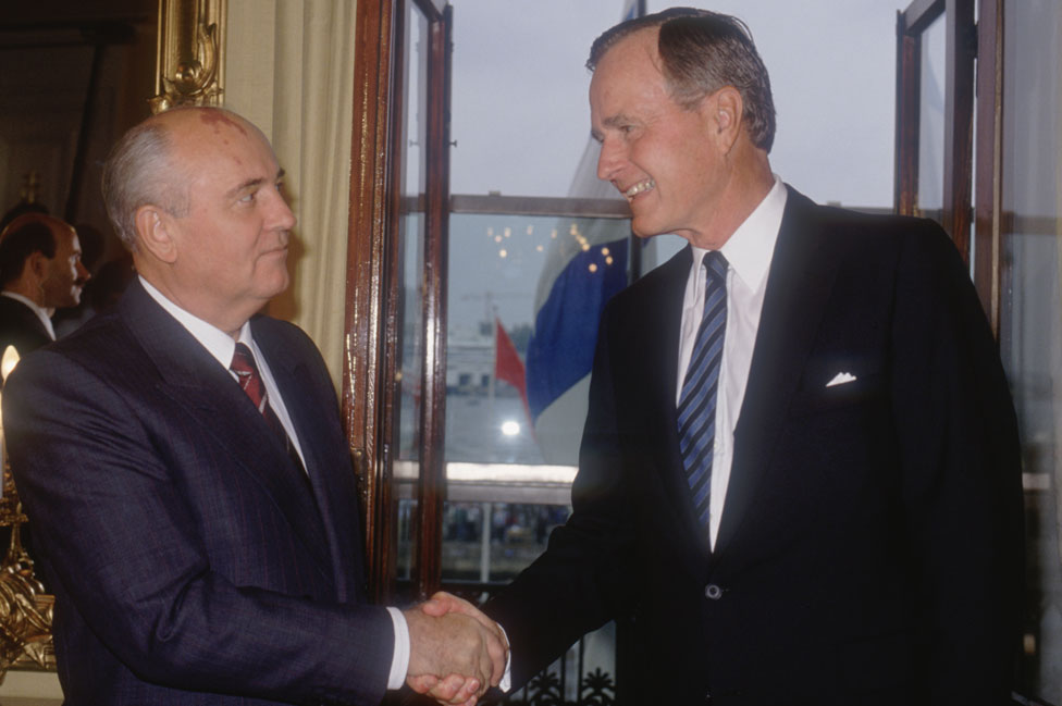 Rukovanje nakon razgovora u Helsinkiju sa sovjetskim predsednikom Mihaelom Gorbaovom/Getty Images