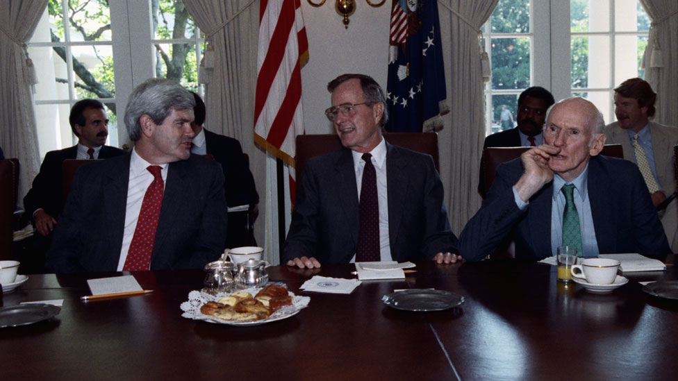 Bu (sredina) sa Njutom Gingriom (levo) na sastanku s kongresmenima 1990. godine/Getty Images