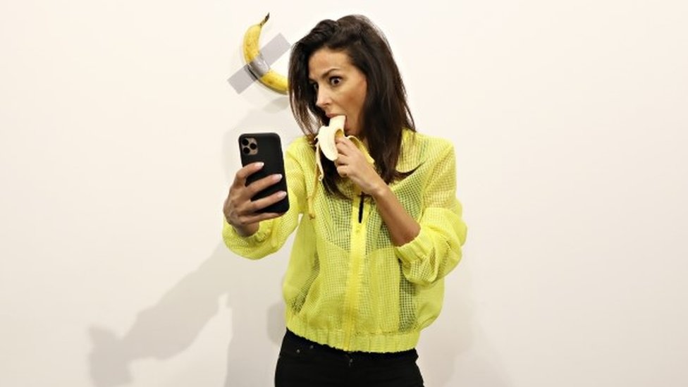 Devojka pravi selfi kako jede bananu, ali ne ONU bananu/Getty Images
