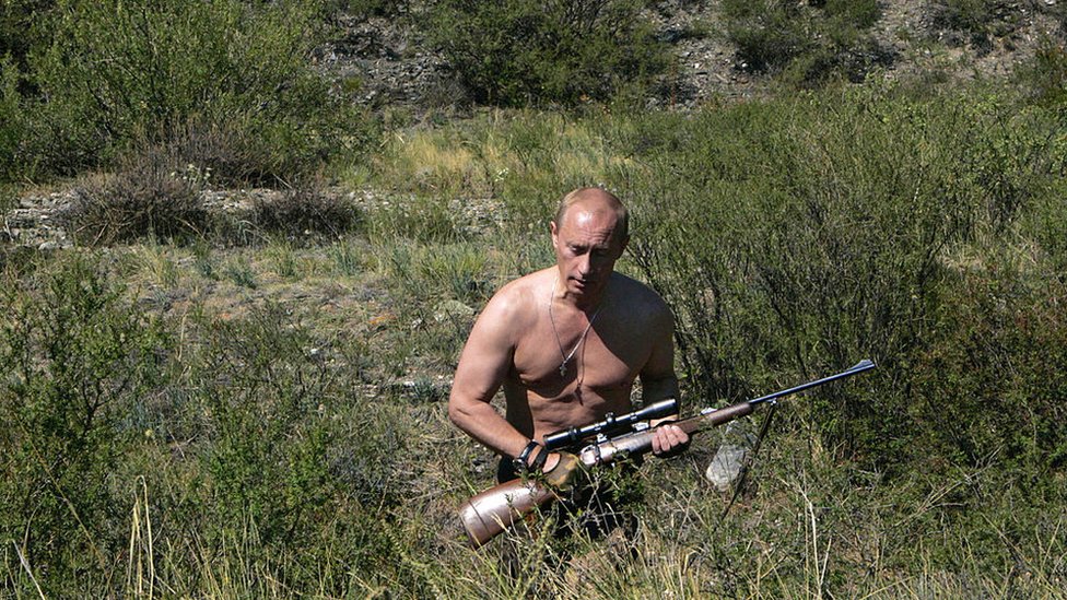 Putin bez majice eta sa pukom u rukama u blizini granice sa Mongolijom 2007. godine/AFP/Getty