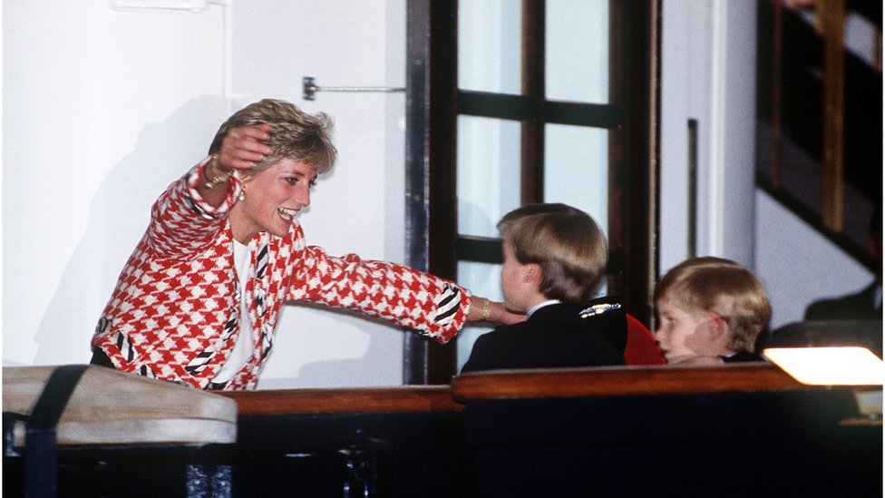 Trenutak iz 1991. godine- princ Hari s bratom i majkom u Torontu/Getty Images