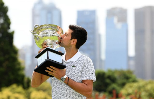 Novak bez poraza ove godine, ukljuujui i trofej Australijan opena (Quinn Rooney/Getty Images)