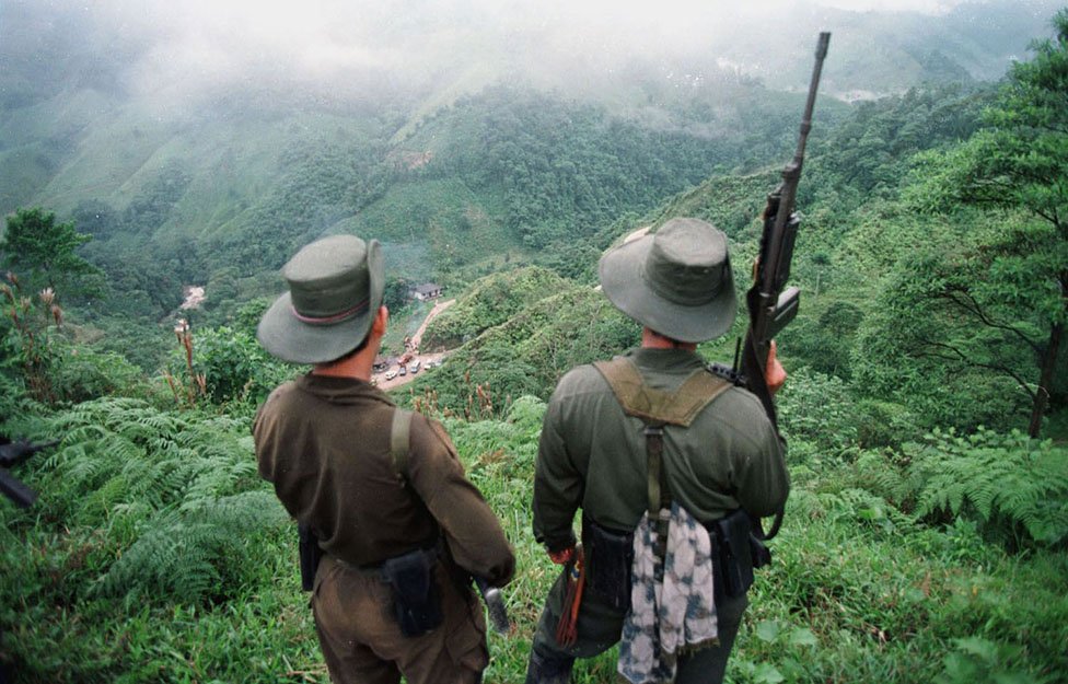Dvojica naoruanih vojnika Revolucionarnih oruanih snaga Kolumbije (1998)/Getty Images