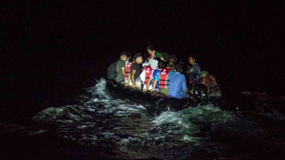 Gumeni čamac pun migranata noću putuje do grčkog ostrva Lezbos - popularna ruta za Avganistance koji žele da uđu u Evropu/Getty Images