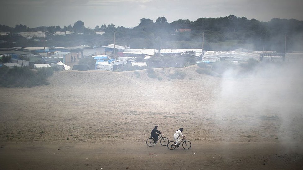 Nur je migrante upoznao sa krijumčarima u migrantskom kampu u Francuskoj koji je uništen 2016. godine/Getty Images