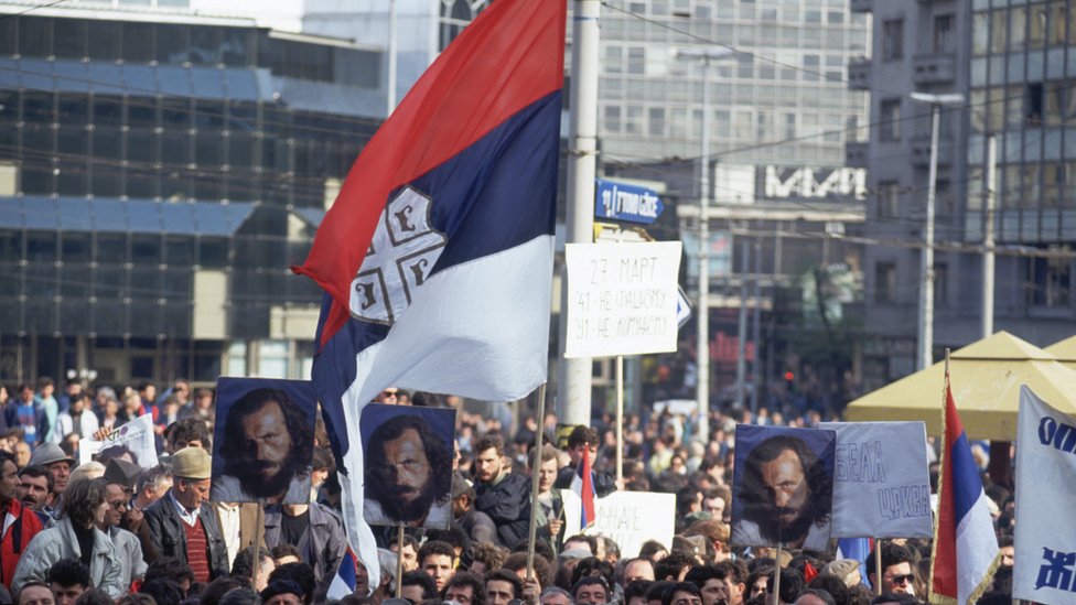 Zgrada beogradskom Doma omladine vidi se u pozadini demonstracija na Trgu Republike/Getty Images
