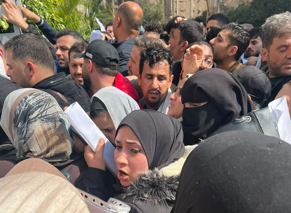 Ispred ispostave agencije Hale u Kairu eka veliki broj ljudi koji ele da se imena lanova njihovih porodica nau na spisku za evakuaciju/BBC