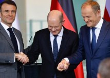 S leva na desno: francuski predsednik Emanuel Makron, nemaki kancelar Olaf olc i poljski premijer Donald Tusk/HANNIBAL HANSCHKE/EPA-EFE