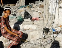 Palestinska devojlica sedi na ruevinama kue u kojoj je ivela u Rafi, gradu na krajnjem jugu Pojasa Gaze/Reuters