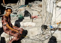 Palestinska devojlica sedi na ruevinama kue u kojoj je ivela u Rafi, gradu na krajnjem jugu Pojasa Gaze/Reuters