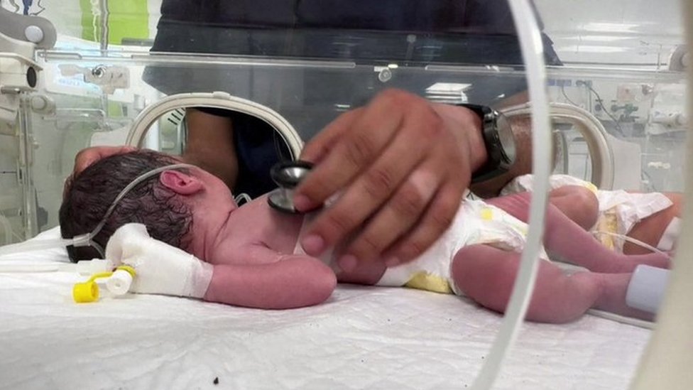 Beba Sabrina sada je u inkubatoru/Reuters