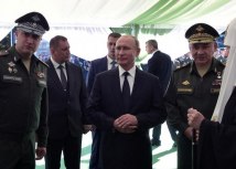 Zamenik ruskog ministra odbrane Timur Ivanov, levo, pored predsednika Vladimira Putina i ministra odbrane Sergeja ojgua/Reuters