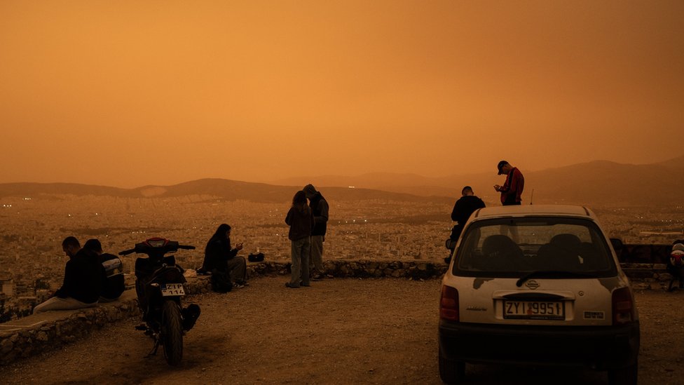 Uprkos lepoti narandaste nijanse nad Atinom, oblaci peska predstavljaju veliki rizik za ljude sa respiratornim bolestima/AFP
