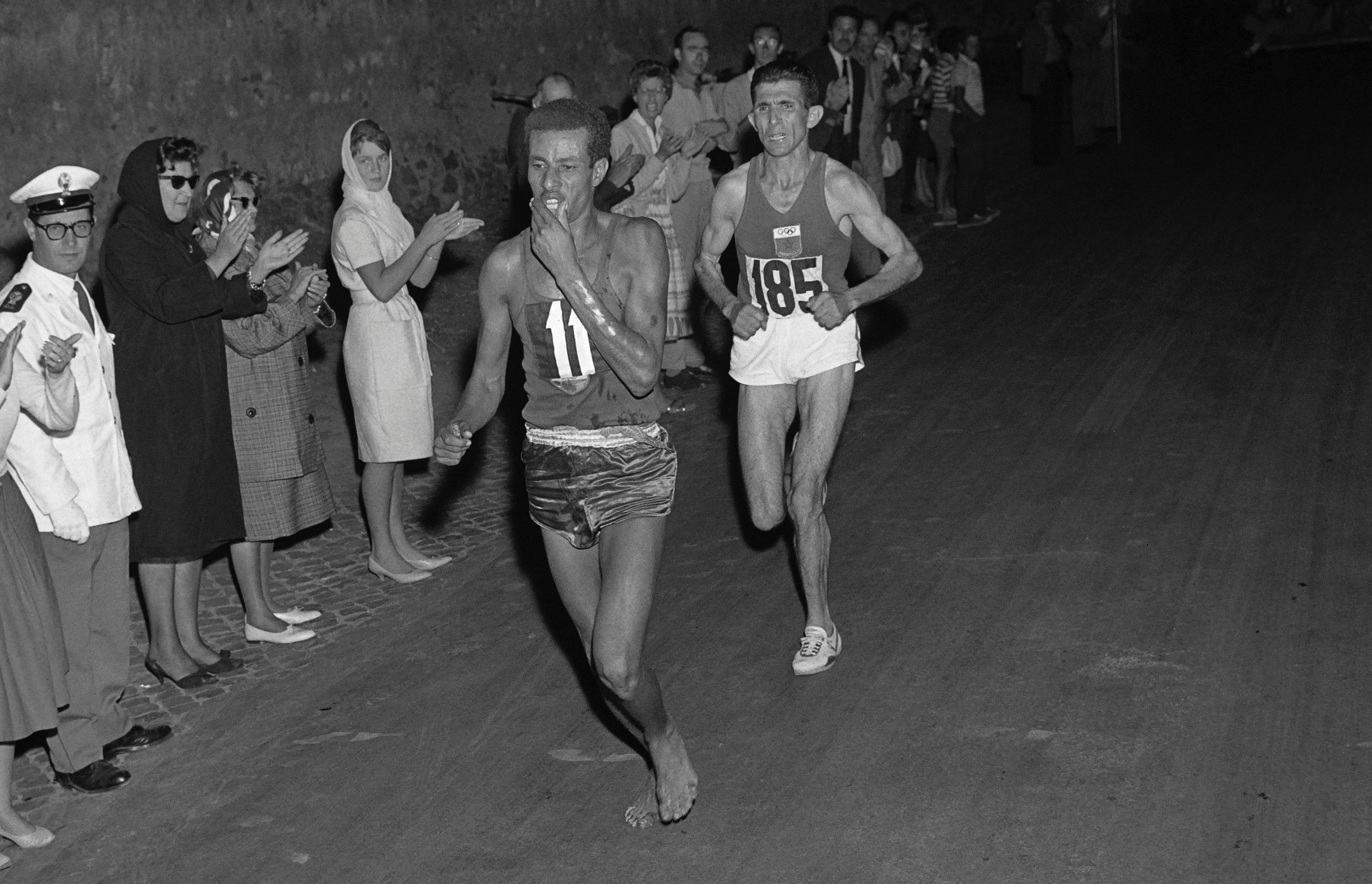 Etiopski atletiar Abebe Bikila stigao je bos do zlata u maratonu na Olimpijskim igrama 1960./Getty Images
