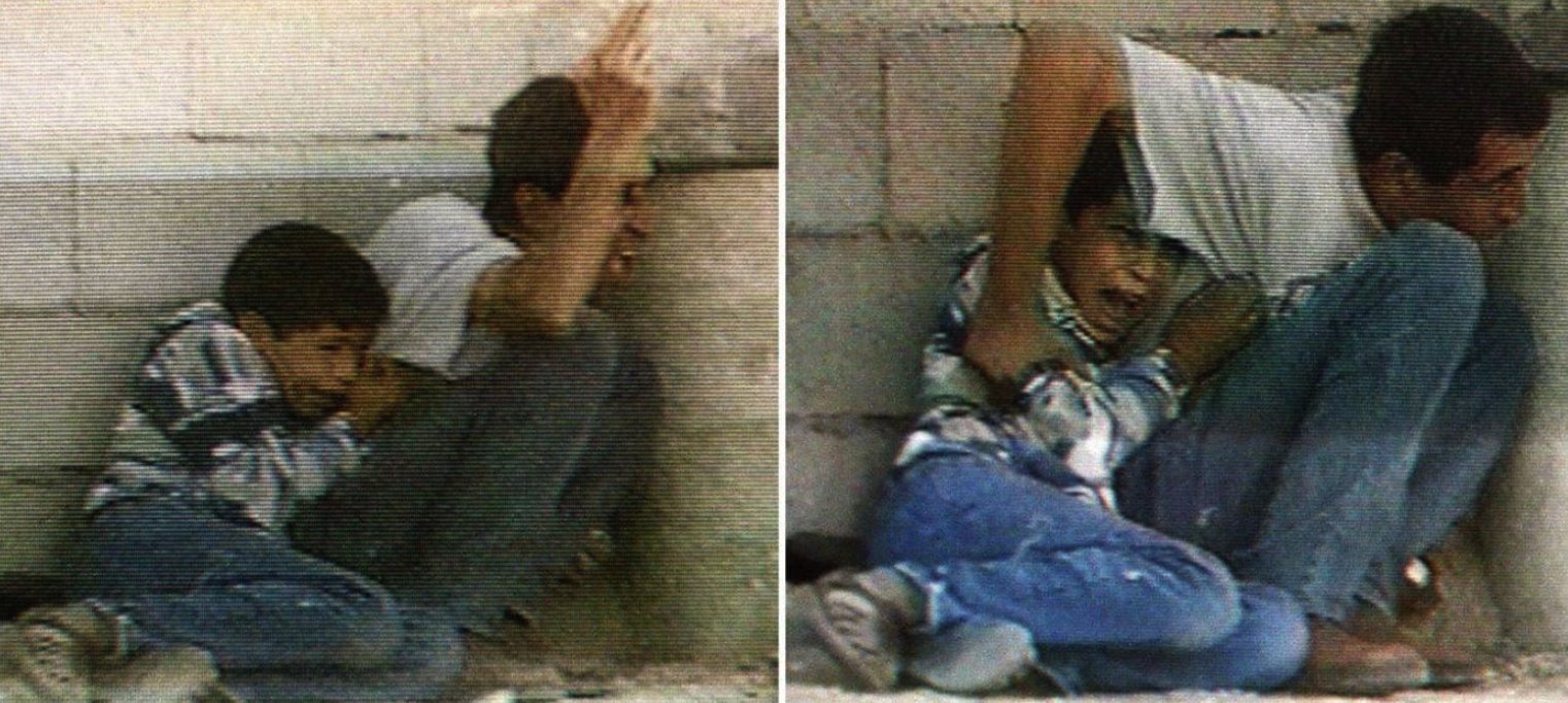 Na skrinotovima sa televizijskog snimka TV Francuske 2 izraelsko-palestinskih sukoba u Pojasu Gaze 30. septembra 2000. vide se Damal Al Dura i njegov sin Muhamed kako se kriju iza bureta tokom unakrsne izraelsko-palestinske vatre, nekoliko trenutak