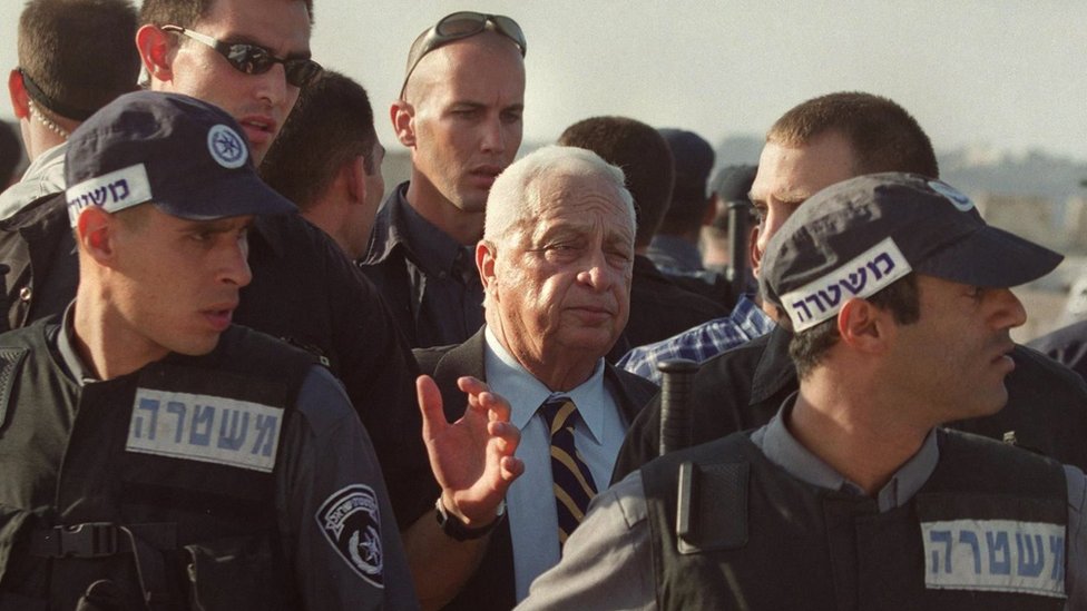 Tadanji izraelski premijer aron opkoljen uvarima dok naputa damiju Al Aksa 2000. godine/Getty Images
