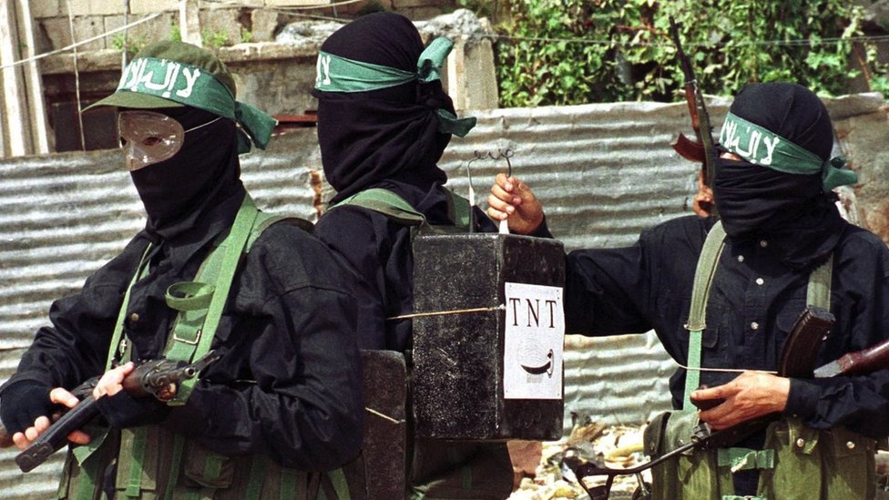 Palestinski militanti sa kutijama oznaenim kao TNT eksploziv, tokom antiizraelskog protesta u palestinskom izbeglikom kampu Ain al-Hilveh na periferiji june libanske luke Sidon, oktobra 2000. godine/Getty Images