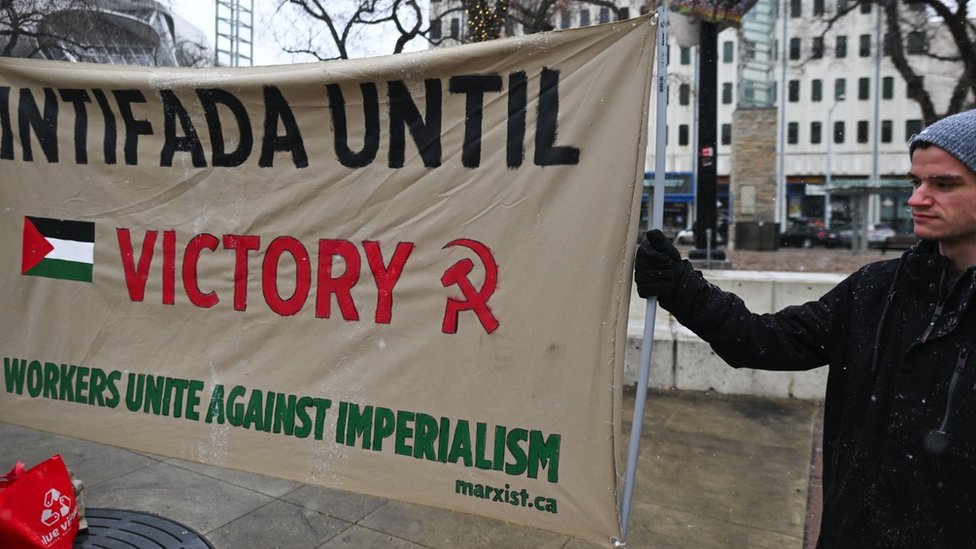Aktivista u Edmontonu, Alberti, u Kanadi, dri transparent sa natpisom &Intifada do pobede&/Getty Images