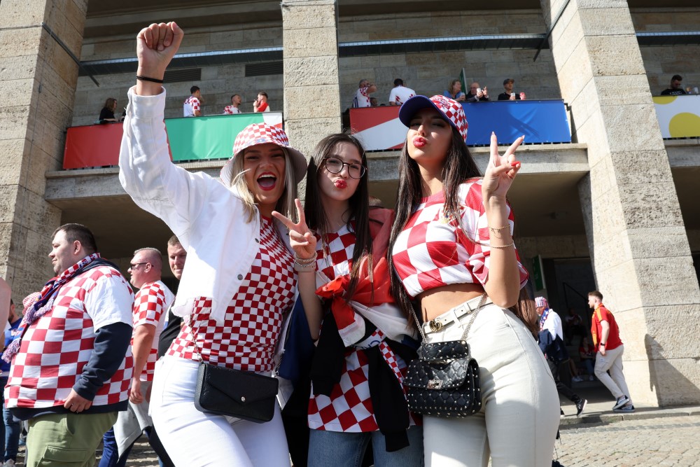 Hrvatski navijai bili su vrlo optimistini pred duel sa panijom, kao i ove tri devojke/ABEDIN TAHERKENAREH/EPA-EFE/REX/Shutterstock