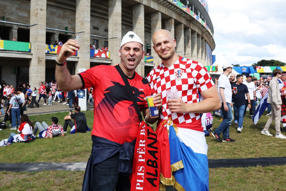 Albanski i hrvatski navija zajedno ispred Olimpijskog stadiona u Berlinu/Reuters