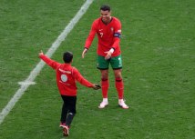 Deak je sa tribina utrao na teren da bi se zagrlio sa Ronaldom, a Portugalac je jo jednom pokazao da je veliki - oboava decu i uvek im izlazi u susret, pa makar i ako je utakmica u toku/CHRISTOPHER NEUNDORF/EPA-EFE/REX/Shutterstock