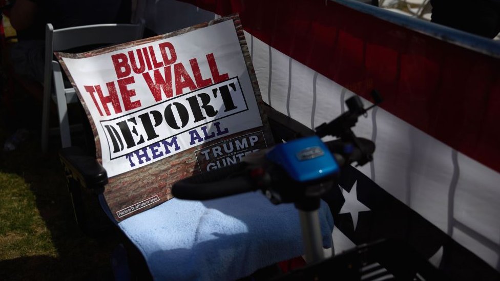 Transparent protiv migranta na republikanskom skupu: 'Izgradi zid. Sve ih deportuj'/ALLISON DINNER/EPA-EFE/REX/Shutterstock