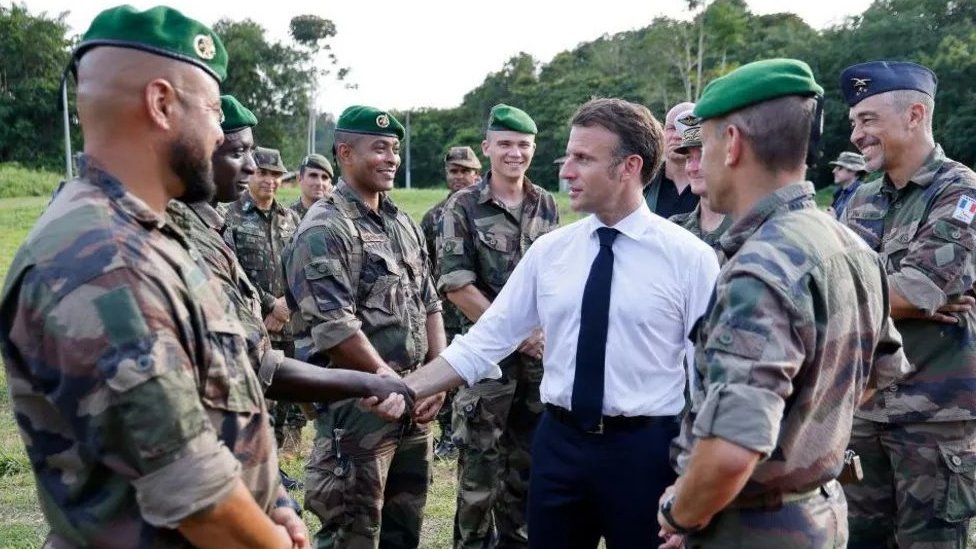 Makron u razgovoru sa francuskim vojnicima/LUDOVIC MARIN/AFP