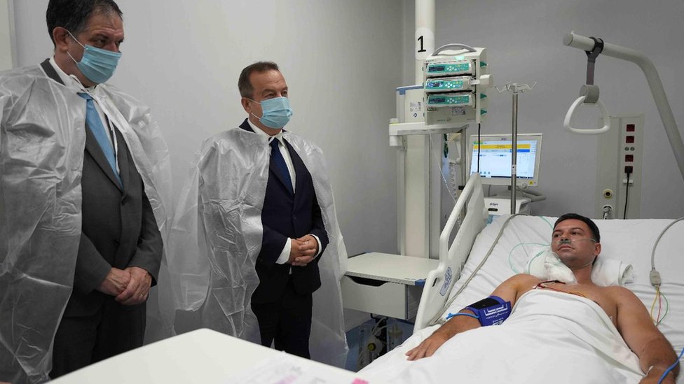 Dai i izraelski ambasador Jahel Vilan u poseti ranjenom srpskom andarmu/Fonet/MUP