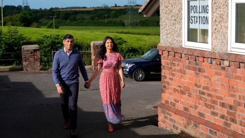 Sadanji britanski premijer Rii Sunak glasao je sa suprugom Akatom Murti/PA Media