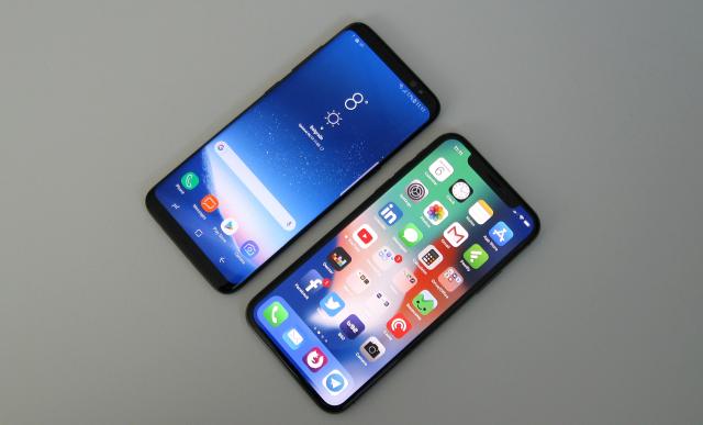 Samsung Galaxy S8 i iPhone X (Foto: Ivan Jelić / B92)