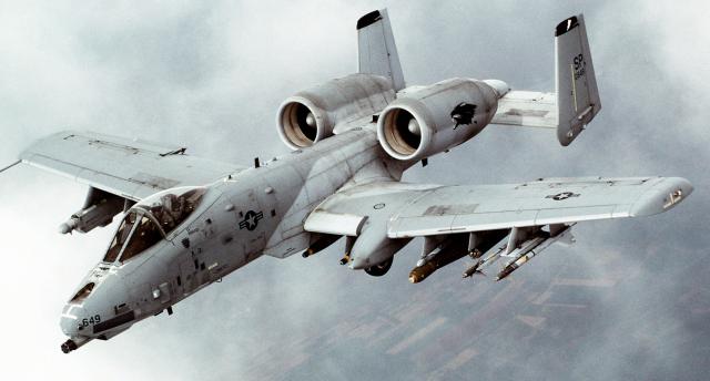 A-10  u nosu se nalazi GAU-8 Avenger top kalibra 30mm koji ispaljuje granate sa osiromaenim Uranijumom brzinom do 3.900 komada u minuti Foto: Wikimedia commons