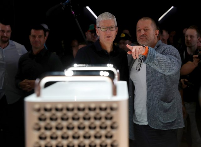 Appleov direktor Tim Cook i direktor za dizajn Jony Ive ispred novog Mac Proa | Foto: Justin Sullivan/Getty Images