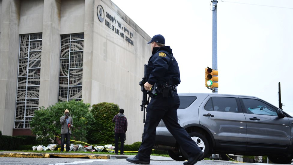 Ameriki policajac patrolira ispred damije u Pitsburgu/Getty Images