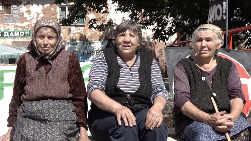 Meu metanima koji protestuju su Branka (82), Mirjana (65) i Ljubinka (57)/BBC