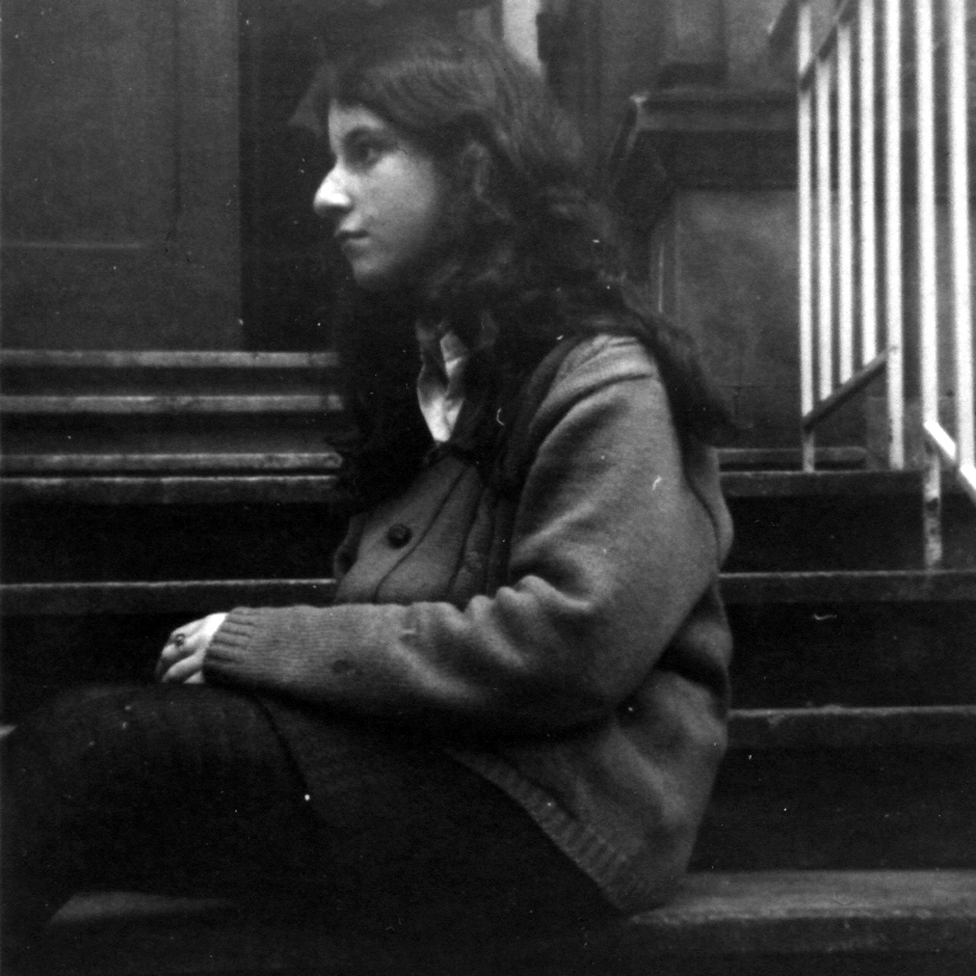 Margo na prednjem stepenitu njihovog doma u Hindlandu, u Glazgovu, 1967/8/BBC