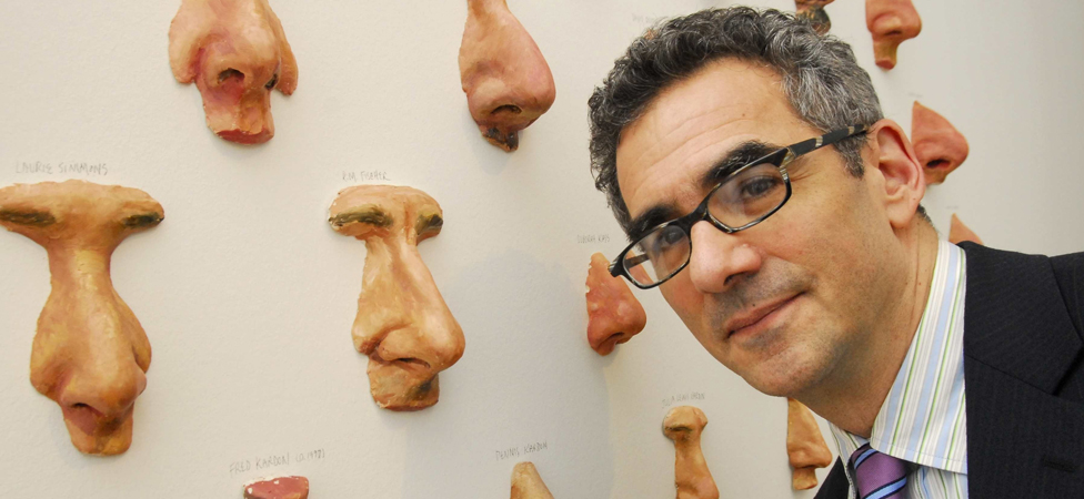 Umetnik Denis Kardon sa svojom instalacijom, 49 jevrejskih noseva/Getty Images