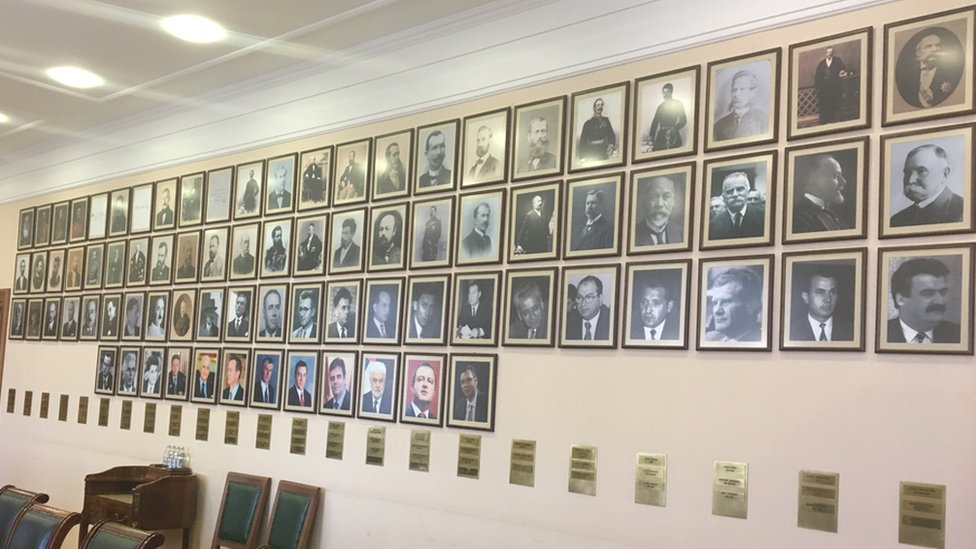 U jednoj sobi smeteni su portreti svih bivih premijera/BBC
