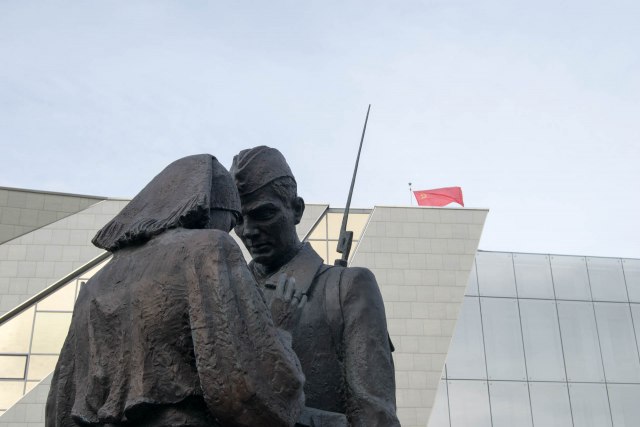 Skulptura ispred muzeja Pobede, Foto: Klanrur.rs