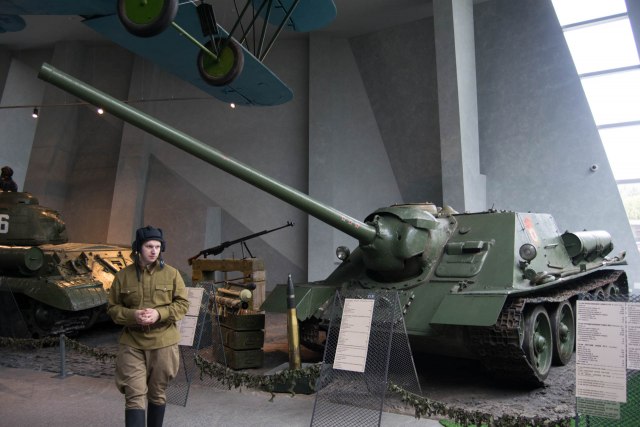 Jedan od kustosa u Muzeju ispred SU-85, Foto: Klanrur.rs