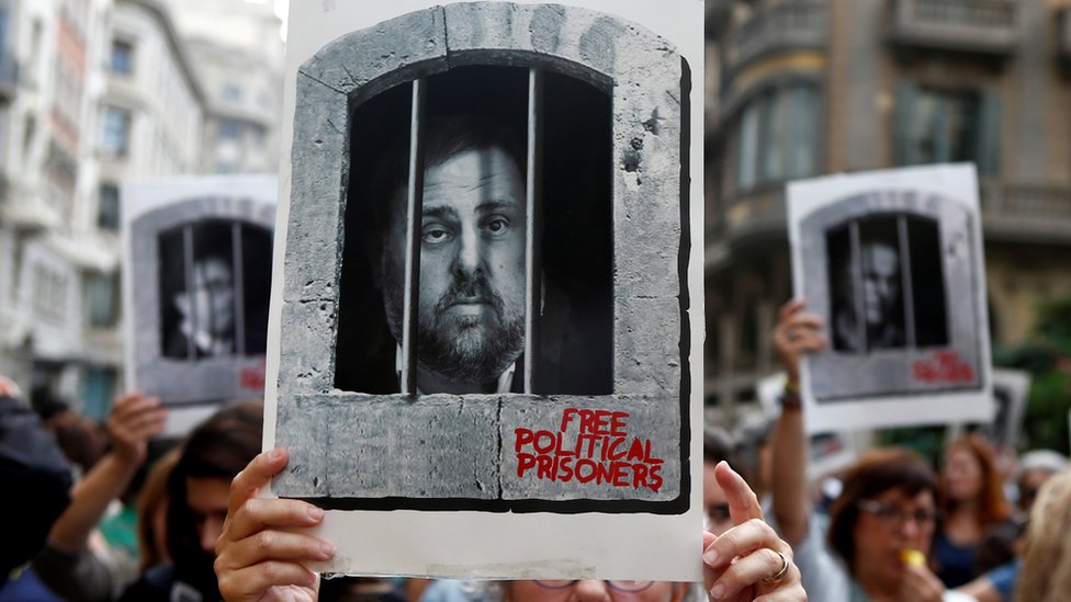 &Sloboda za politike zatvorenike&, pie na plakatu sa likom Oriola unkerasa koji su demonstranti nosili na protestu/EPA